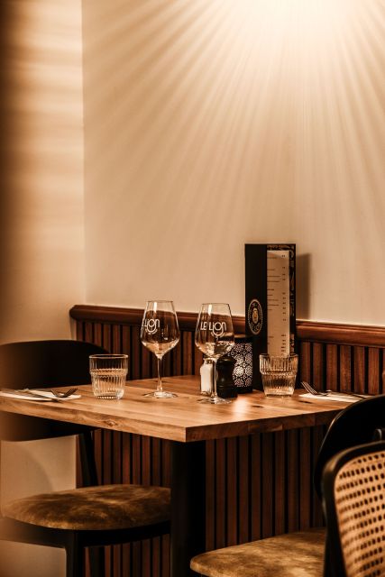 salle-table-lion